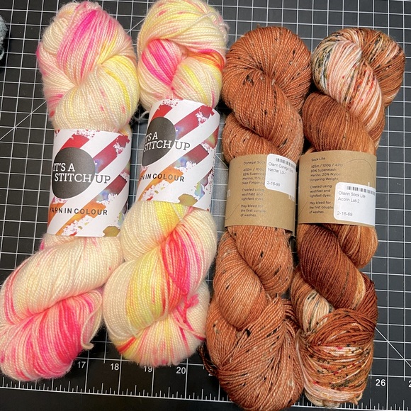 Hand dyed superwash sock yarn - Picture 1 of 4